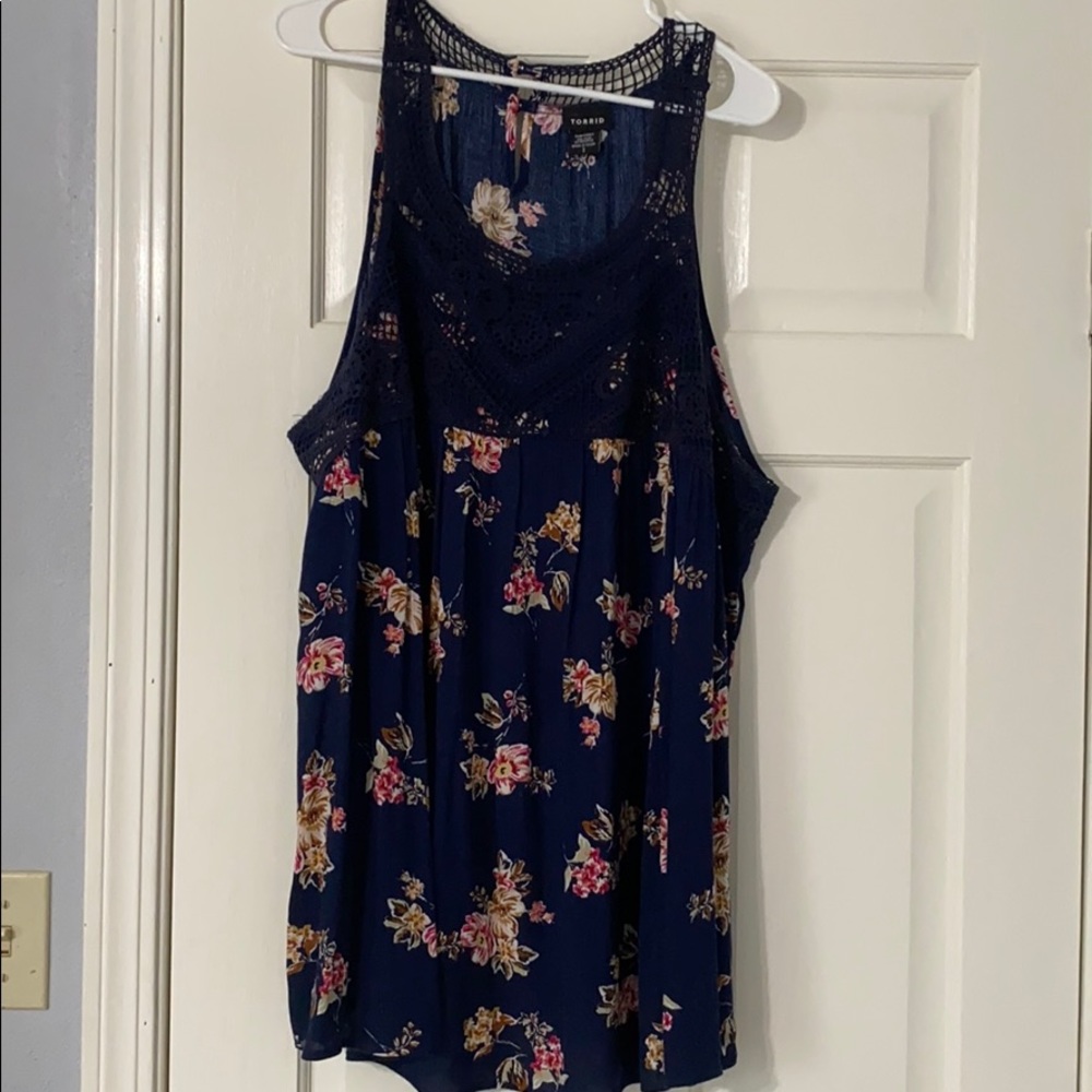 Sleeveless shirt